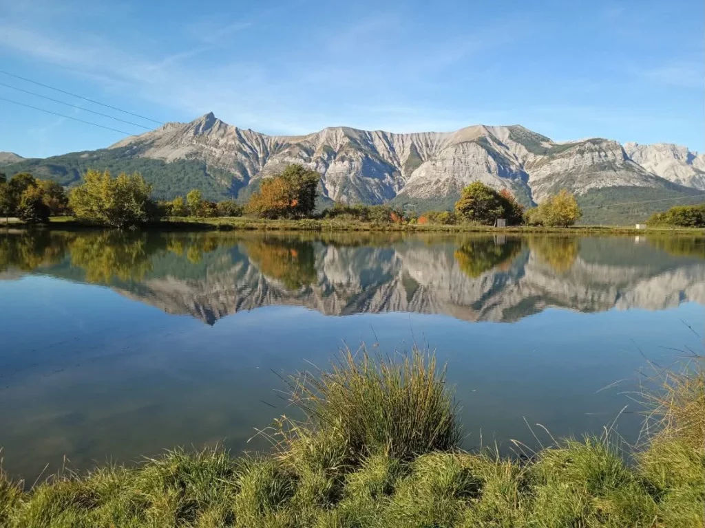 Montagnes du Champsaur à Saint-Bonnet avec un lac