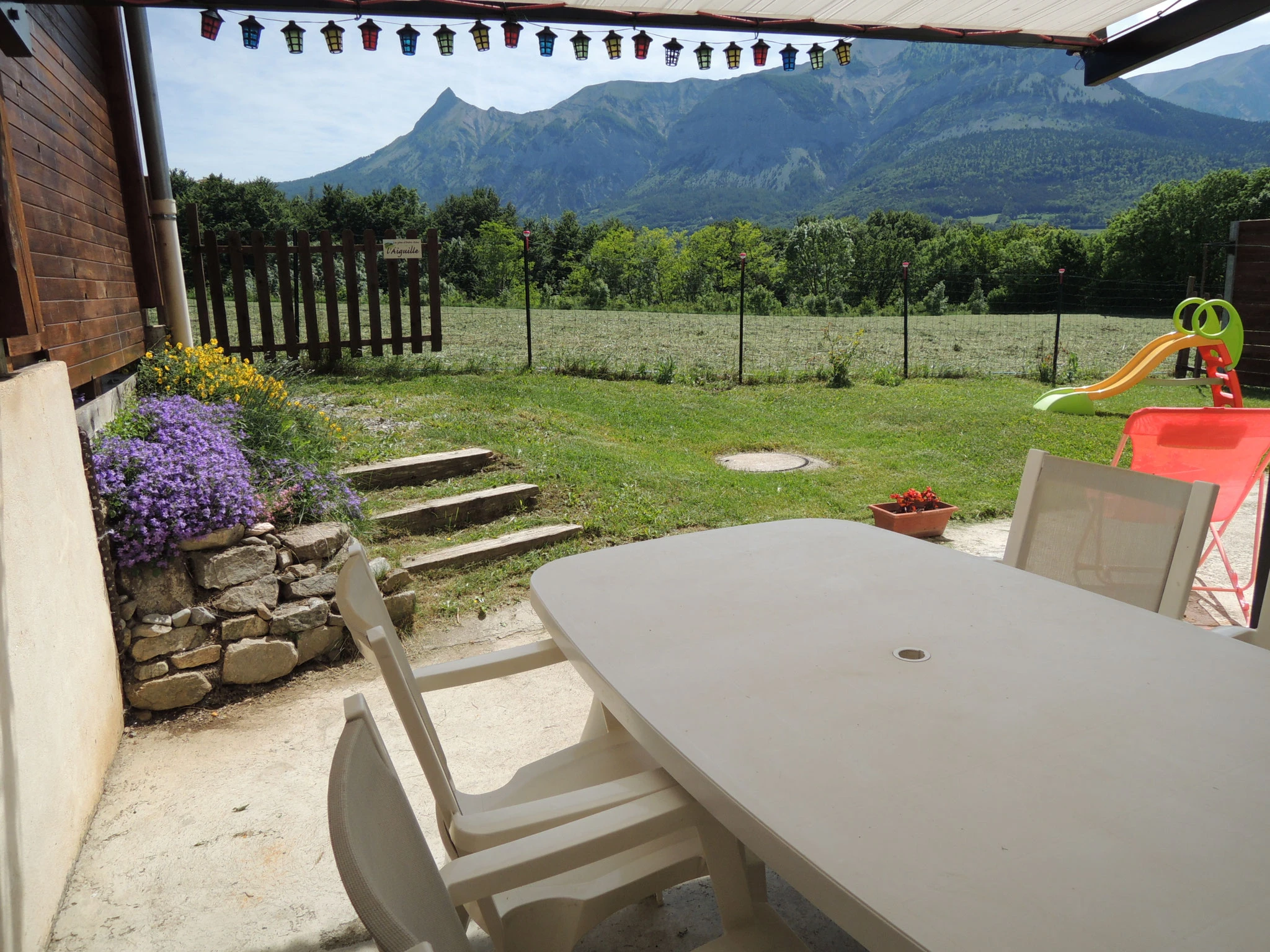 Jardin et terrasse du Gîte l'Aiguille à Saint-Bonnet en Champsaur