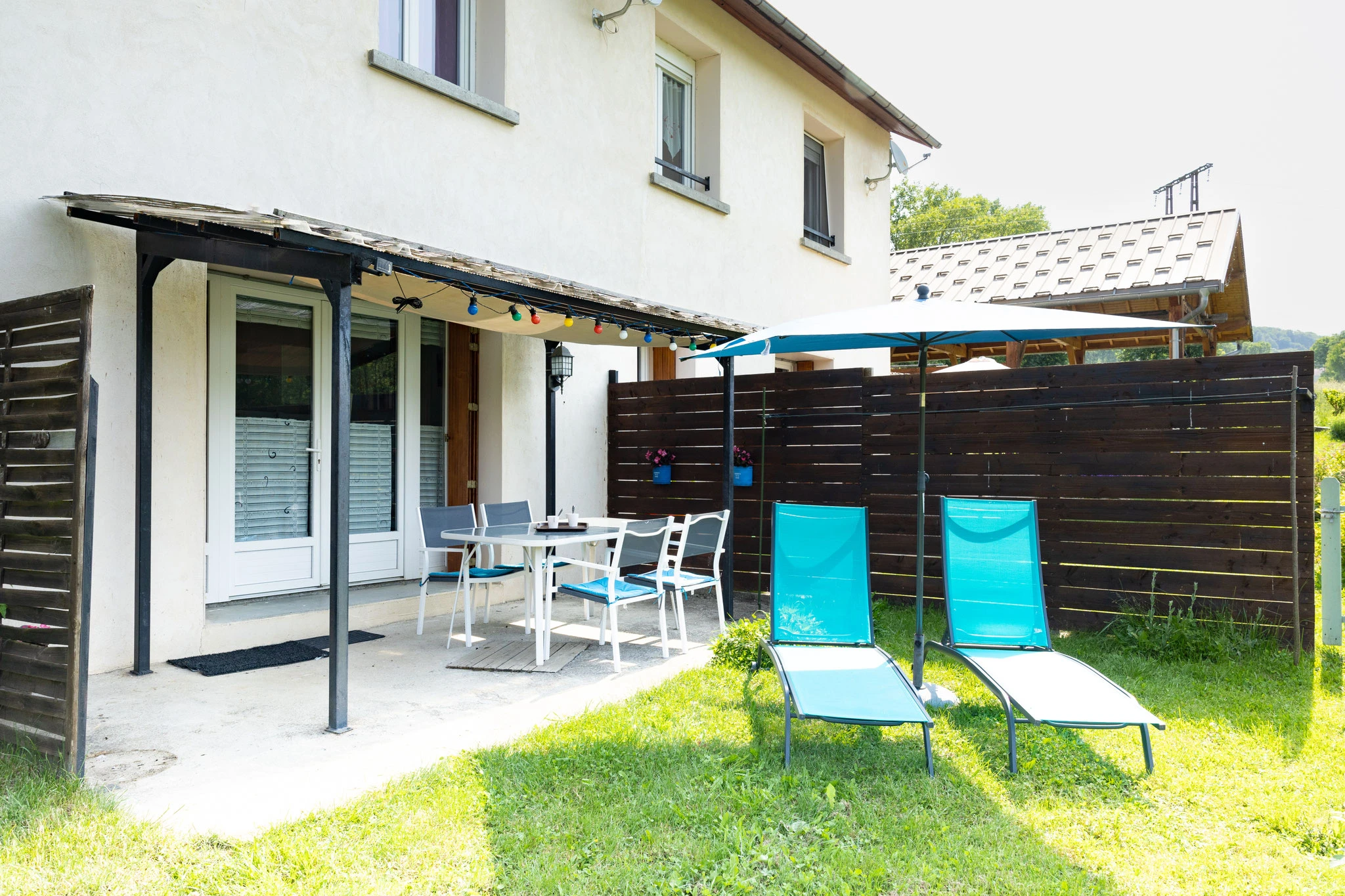 Espace extérieur et transats du Gîte Le Noyer à Saint-Bonnet en Champsaur