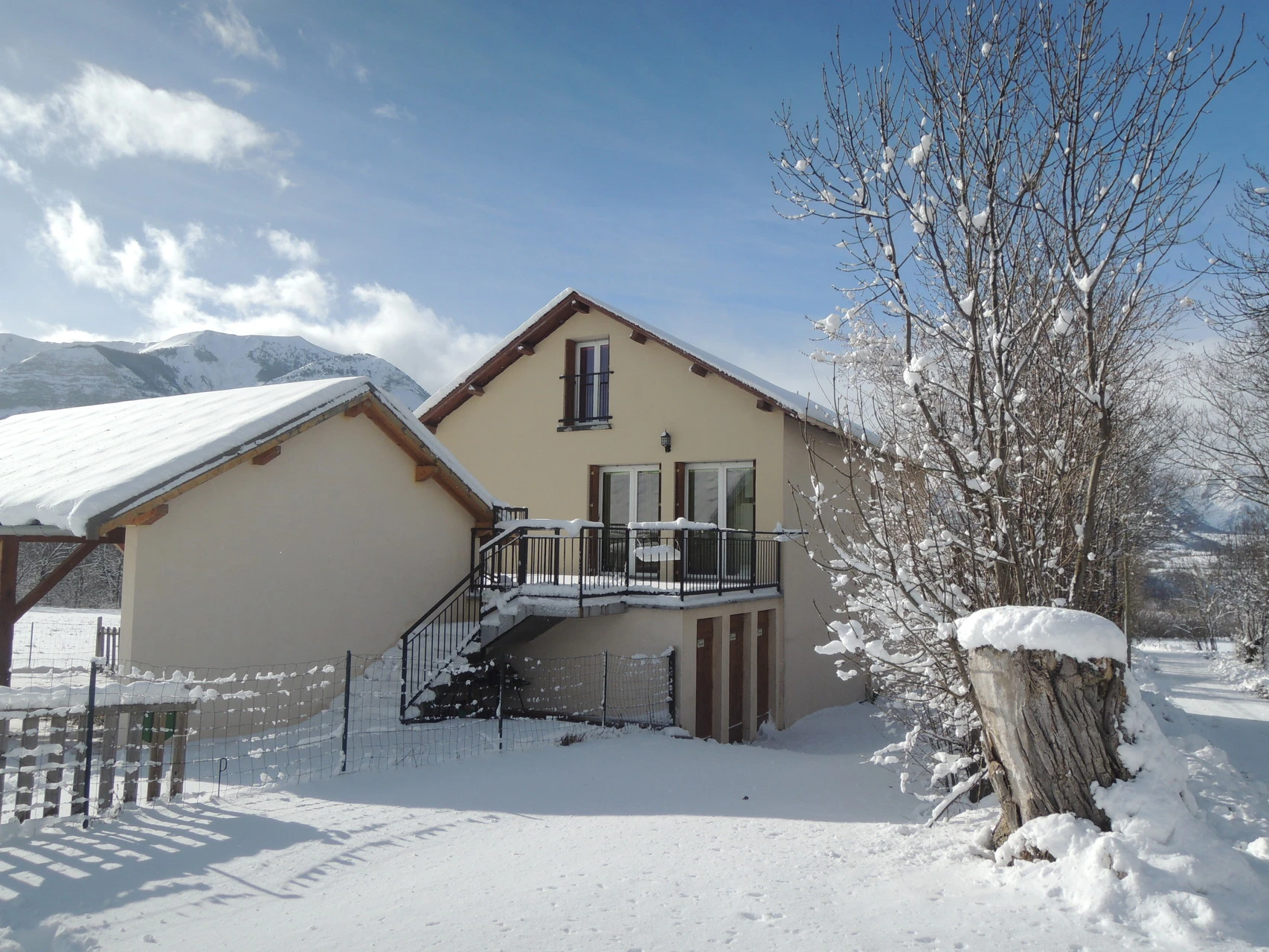 Vue globale entrée du Gîte le Queyrel à Saint-Bonnet en Champsaur