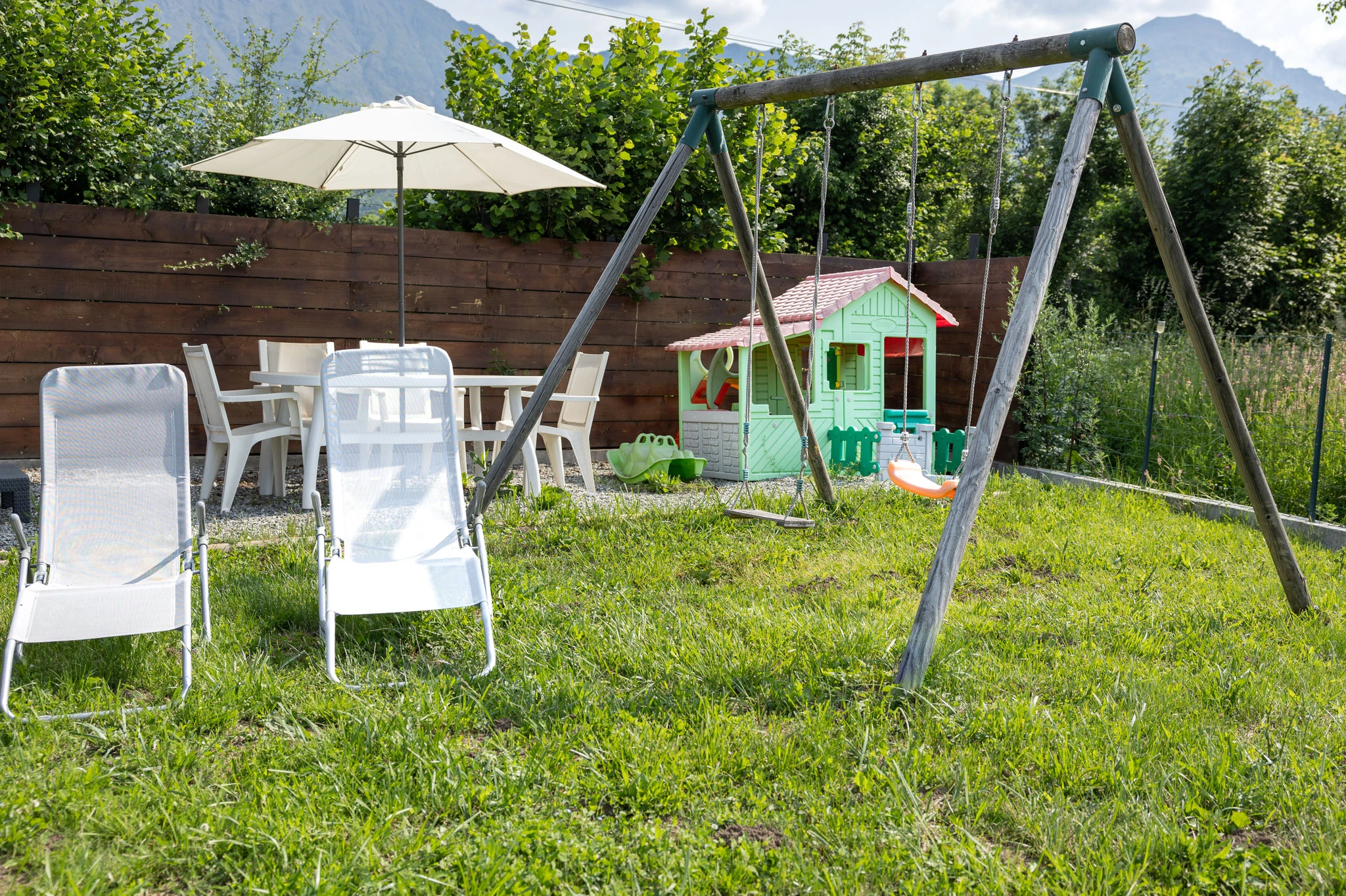Jardin jeux enfants du Gîte le Queyrel à Saint-Bonnet en Champsaur